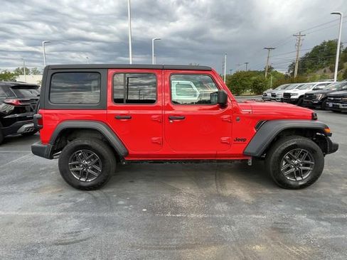 Used 2025 Jeep Wrangler Unlimited Sport AWD/4WD image 2