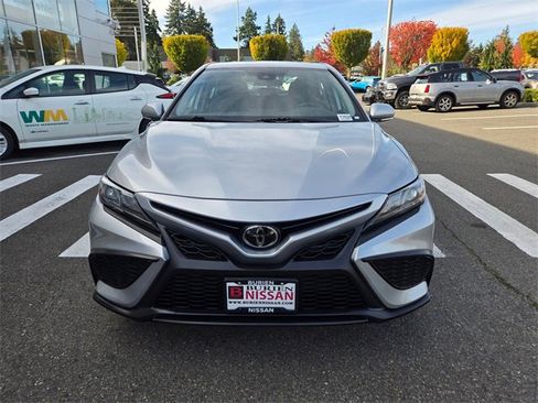 Used 2022 Toyota Camry SE image 3