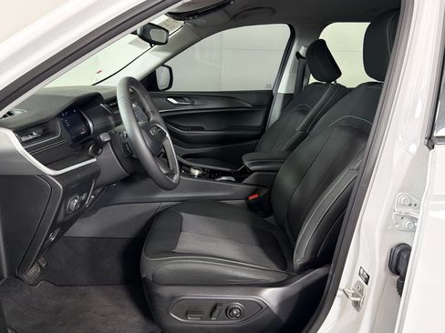 Used 2023 Jeep Grand Cherokee Laredo RWD image 5