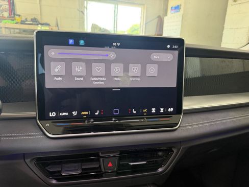 Used 2025 Volkswagen Tiguan SE FWD image 16