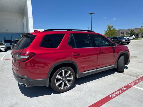 Used 2025 Honda Pilot Touring image 2