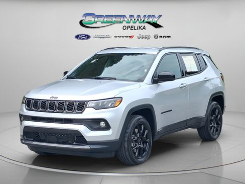 Used 2025 Jeep Compass Latitude w/ Convenience Group AWD/4WD image 3