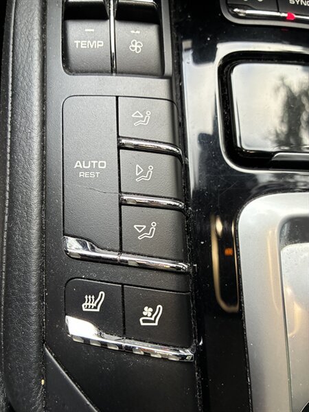 Used 2017 Porsche Cayenne AWD/4WD image 32