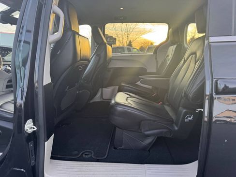 Used 2023 Chrysler Pacifica Touring-L AWD/4WD image 32