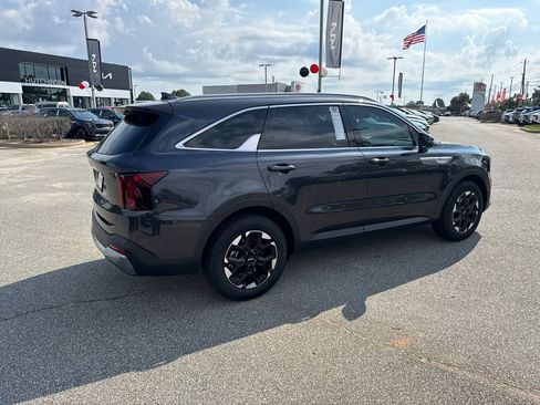 Certified 2025 Kia Sorento S w/ Panoramic Sunroof Package FWD image 3
