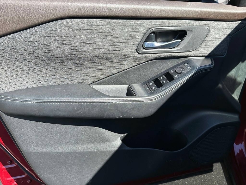 Used 2021 Nissan Rogue SV AWD/4WD image 15