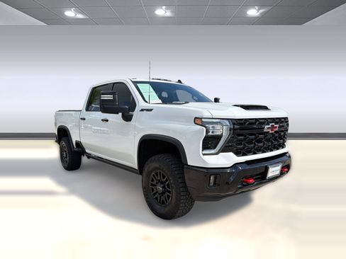 Used 2025 Chevrolet Silverado 2500 ZR2 w/ Technology Package AWD/4WD image 6
