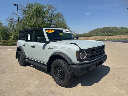 Used 2023 Ford Bronco 4-Door AWD/4WD image 3