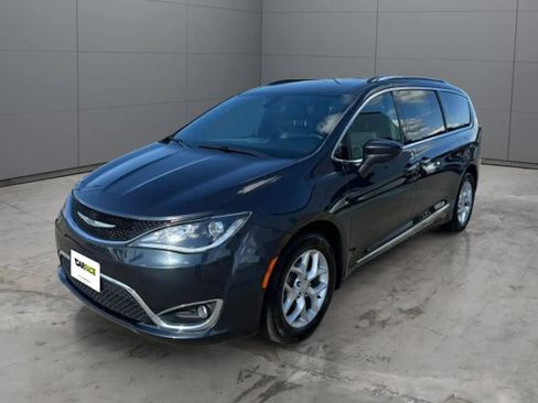Used 2020 Chrysler Pacifica Touring-L FWD image 35