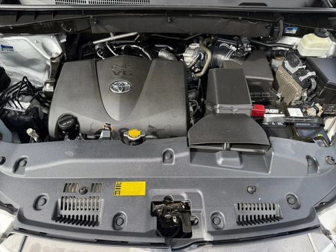 Used 2017 Toyota Highlander Plus FWD image 21