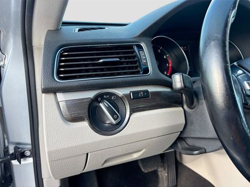 Used 2018 Volkswagen Passat 2.0T SE image 11