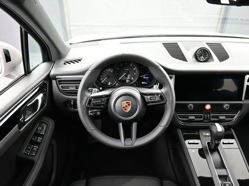 Certified 2026 Porsche Macan AWD/4WD image 17