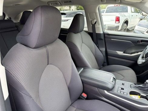 Used 2025 Toyota Highlander LE FWD image 17