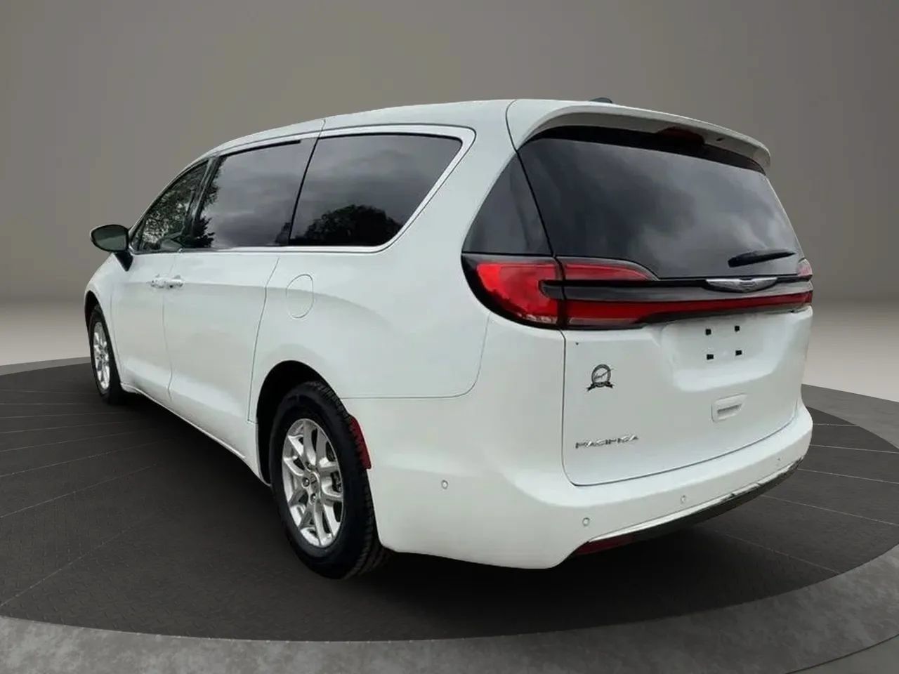 Used 2023 Chrysler Pacifica Touring-L FWD image 4
