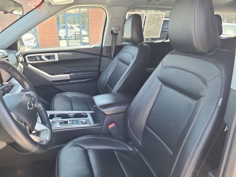 Used 2021 Ford Explorer XLT w/ Equipment Group 202A image 32