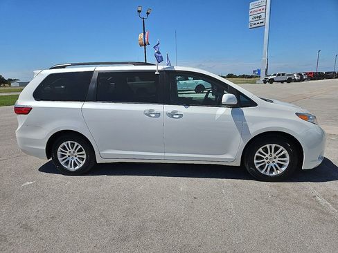 Used 2017 Toyota Sienna XLE w/ XLE Navigation Package FWD image 9