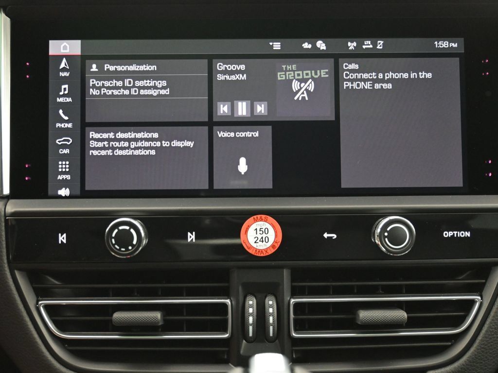 Certified 2025 Porsche Macan AWD/4WD image 9