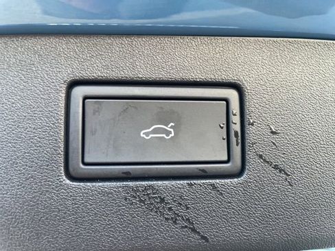 Used 2025 Volkswagen Tiguan SE w/ Panoramic Sunroof Package image 10