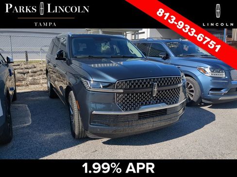 Used 2025 Lincoln Navigator Reserve AWD/4WD image 2