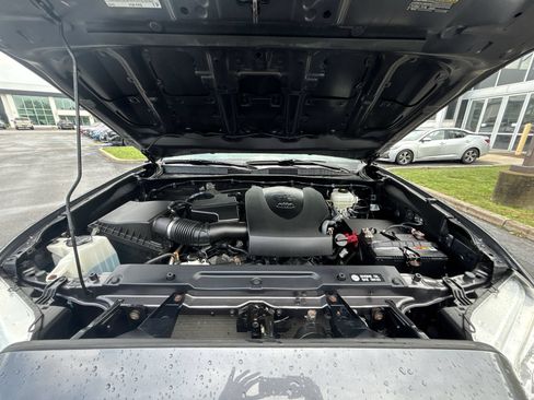 Used 2018 Toyota Tacoma TRD Off-Road AWD/4WD image 29