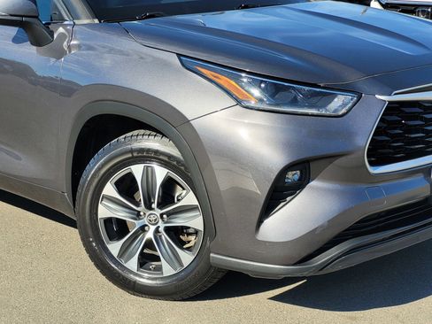 Used 2021 Toyota Highlander XLE image 3