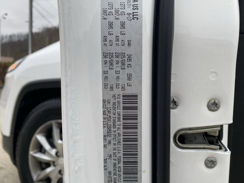 Used 2018 Jeep Cherokee Limited image 41