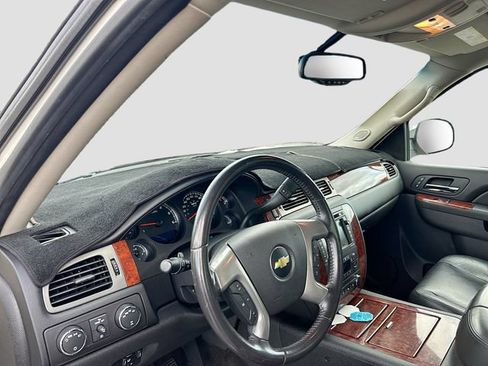 Used 2011 Chevrolet Avalanche LTZ AWD/4WD image 6