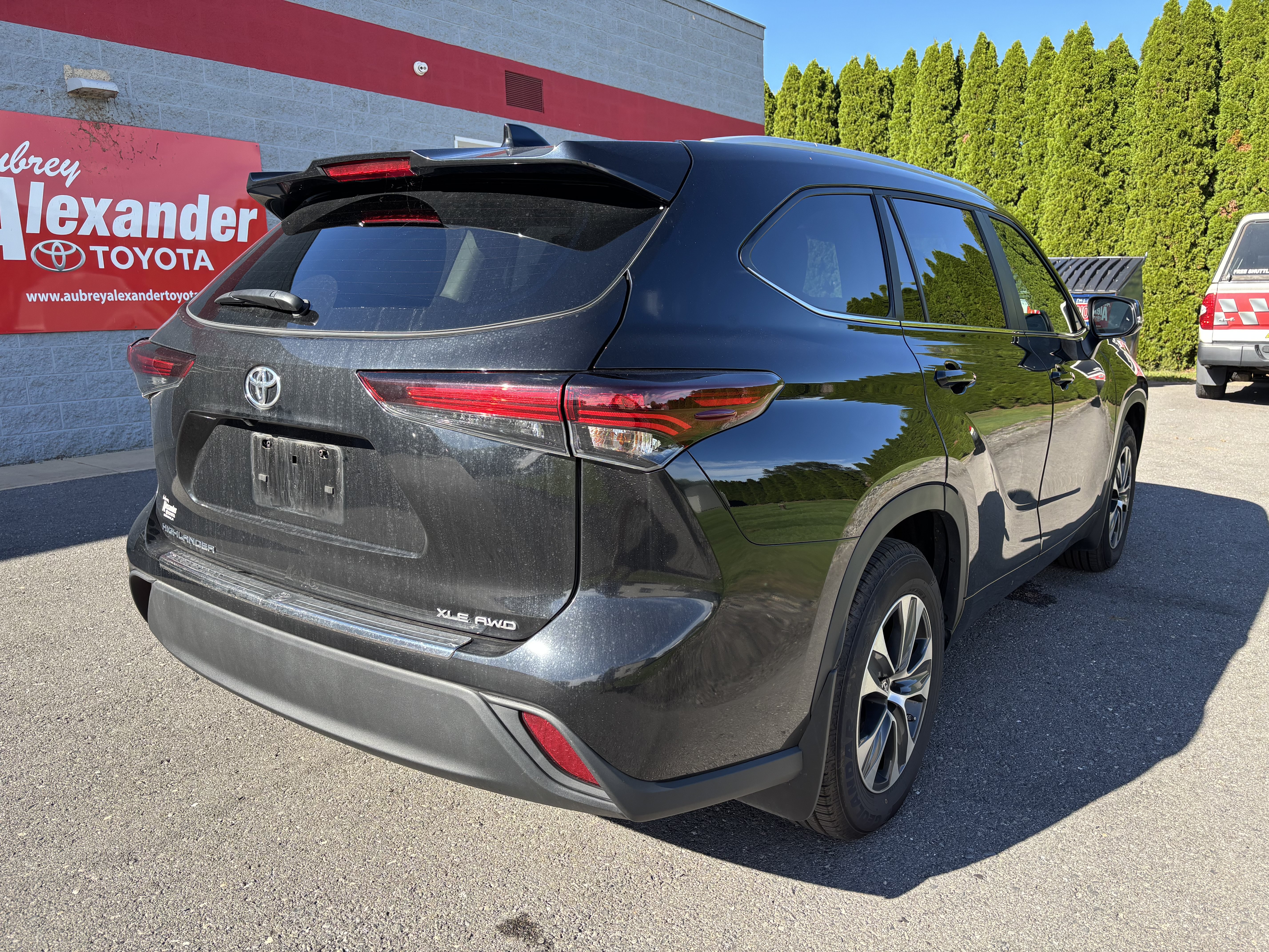 Used 2024 Toyota Highlander XLE AWD/4WD image 3