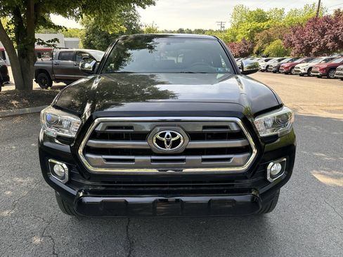 Used 2017 Toyota Tacoma Limited image 2