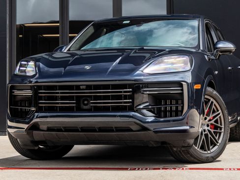 Certified 2025 Porsche Cayenne Turbo AWD/4WD image 7