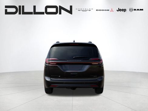 New 2027 Chrysler Pacifica Limited AWD/4WD image 3