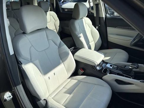Used 2024 Kia Telluride EX w/ EX Captain's Chair Package image 27