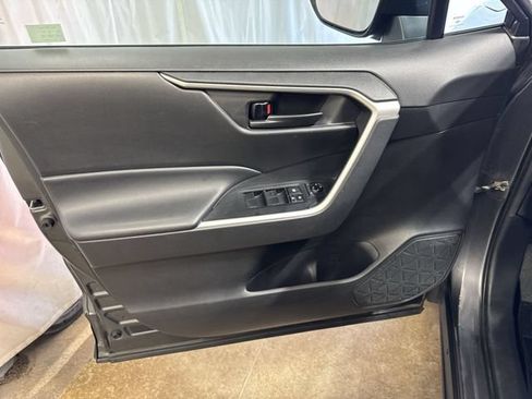 Used 2021 Toyota RAV4 LE AWD/4WD image 20