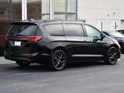 Used 2026 Chrysler Pacifica Limited w/ S Appearance Package FWD image 8