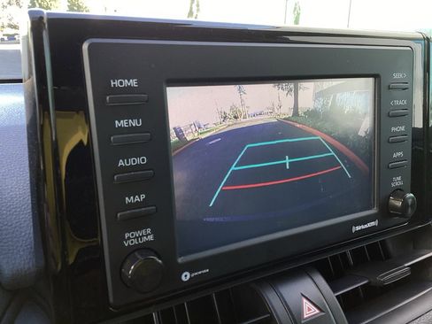 Used 2020 Toyota RAV4 XLE w/ Convenience Package image 16