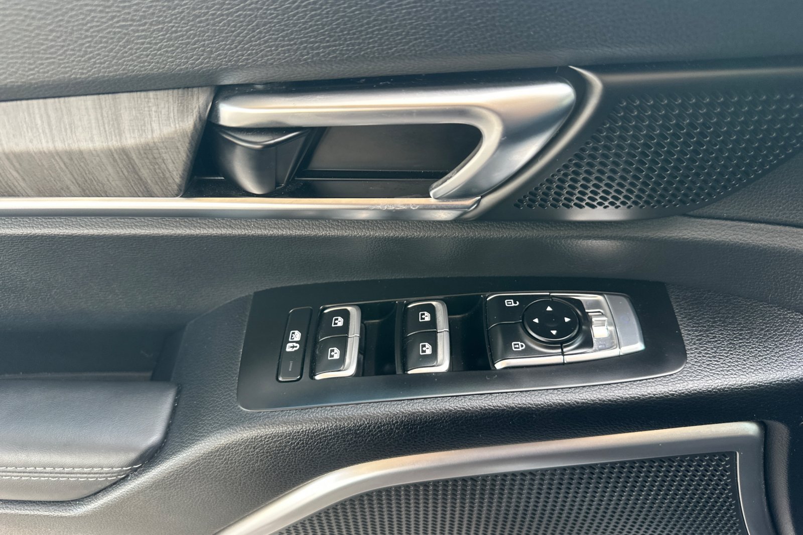 Used 2024 Kia Telluride EX w/ EX Captain's Chair Package FWD image 11