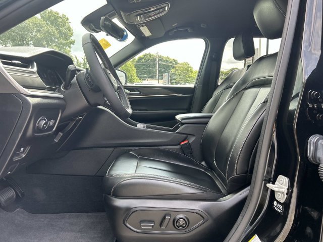 Used 2024 Jeep Grand Cherokee L Limited AWD/4WD image 16