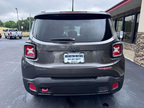 Used 2016 Jeep Renegade Trailhawk w/ Popular Equipment Group AWD/4WD image 4
