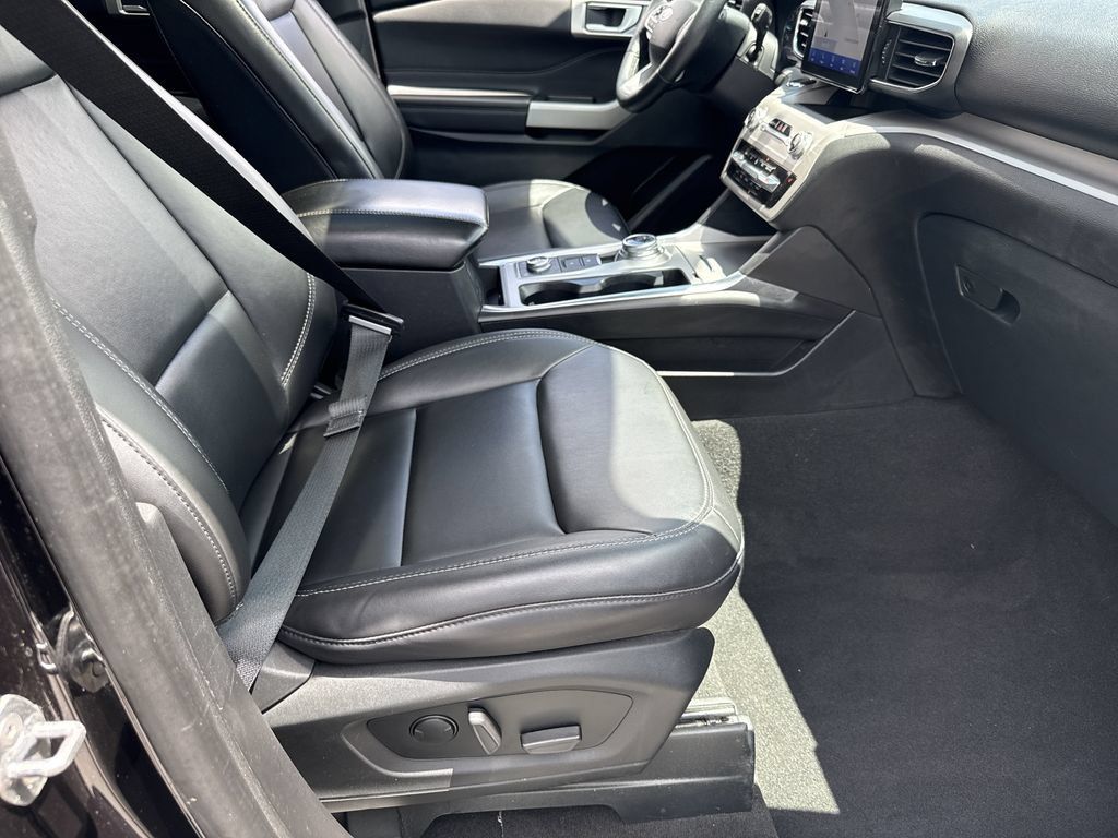Used 2024 Ford Explorer XLT w/ Equipment Group 202A AWD/4WD image 13