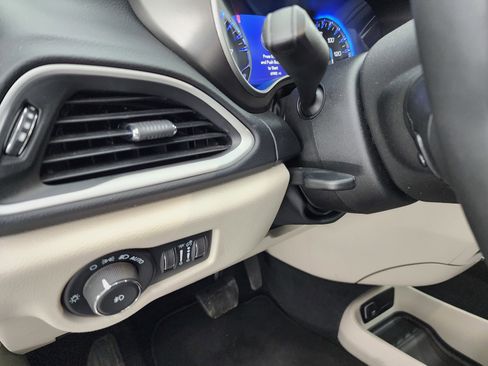 Used 2024 Chrysler Pacifica Touring-L image 46