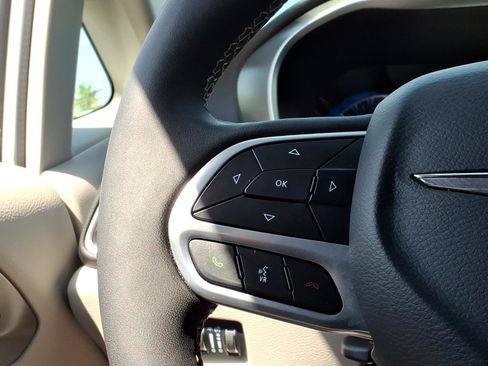 Used 2024 Chrysler Pacifica Touring-L FWD image 21