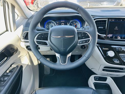 Used 2023 Chrysler Pacifica Touring-L w/ Uconnect Theater Family Group image 18