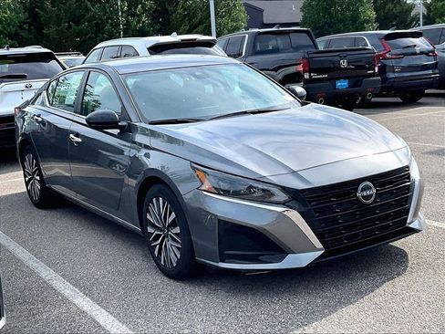 Used 2024 Nissan Altima 2.5 SV FWD image 1