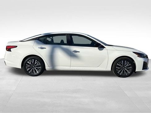 Used 2025 Nissan Altima 2.5 SV image 8