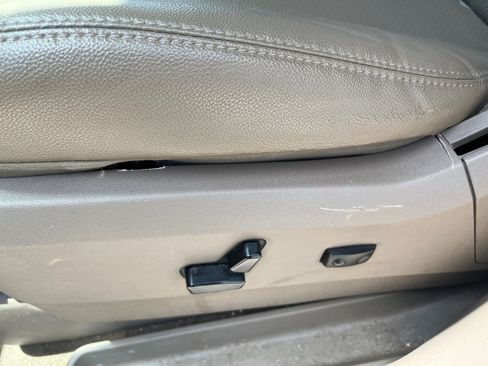 Used 2015 Chrysler Town & Country Touring-L w/ Driver Convenience Group FWD image 10