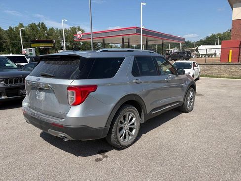 Used 2022 Ford Explorer Limited w/ Equipment Group 301A AWD/4WD image 3