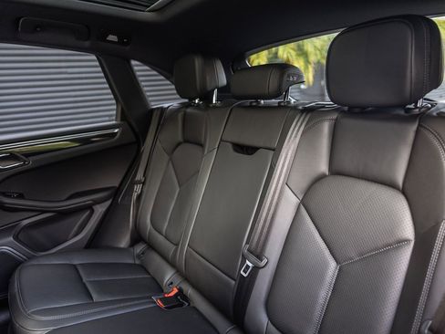 Certified 2022 Porsche Macan image 19