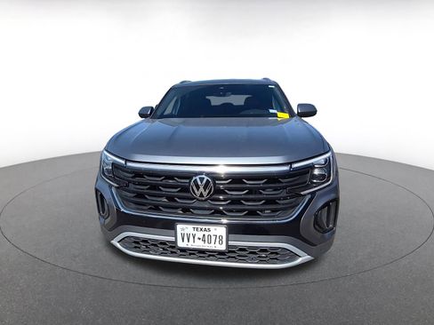 Used 2025 Volkswagen Atlas Cross Sport SE image 2