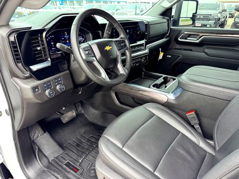 Used 2025 Chevrolet Silverado 2500 LTZ w/ LTZ Convenience Package image 11