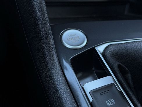 Used 2024 Volkswagen Tiguan SE image 18